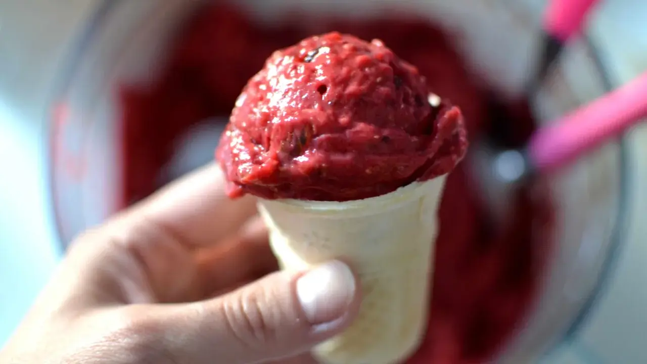 Sorbet malinowy: gładki przepis bez maszynki (także fit!)
