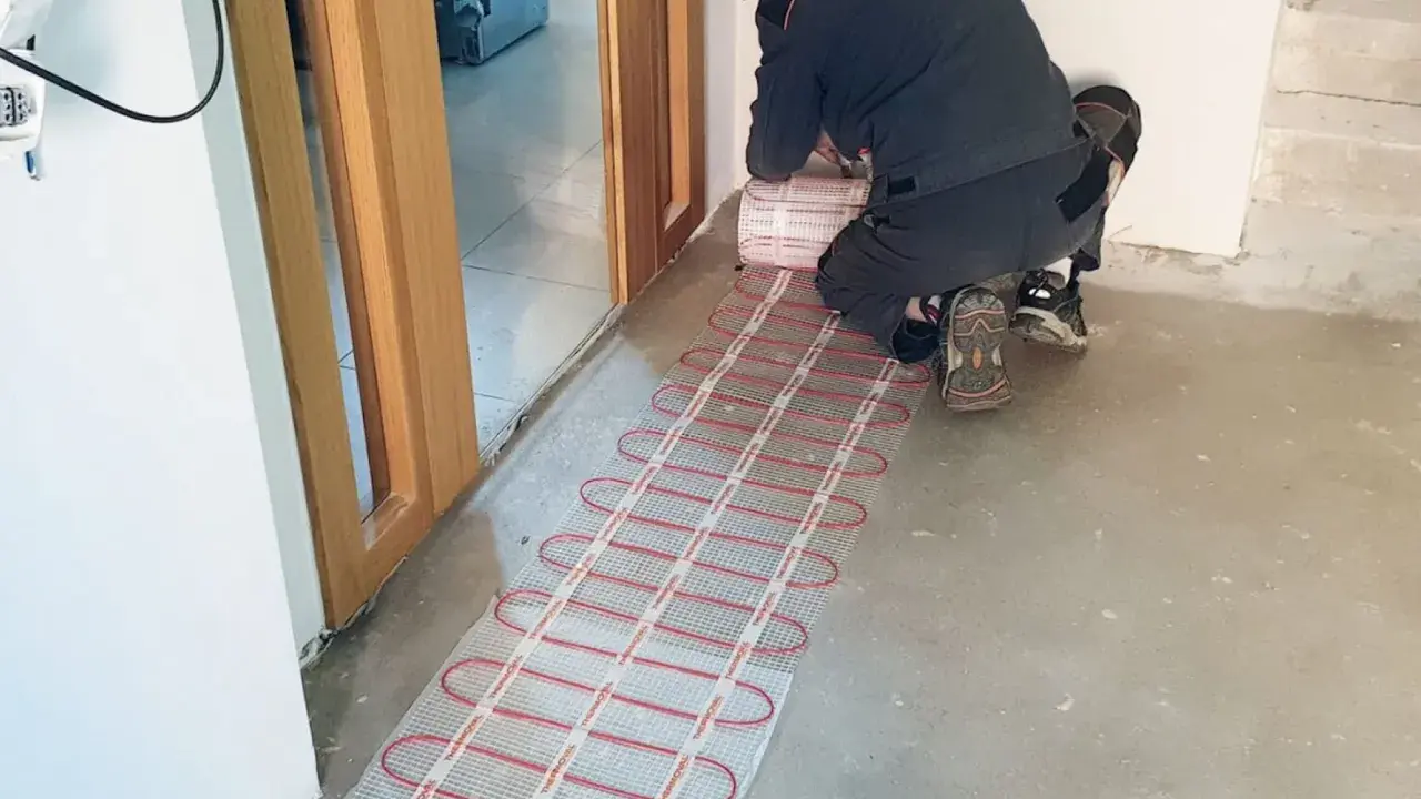 Instalacja ogrzewania podłogowego elektrycznego. Zastanawiasz się nad ogrzewanie podłogowe elektryczne koszty miesięczne? To pierwszy krok do komfortu i oszczędności.
