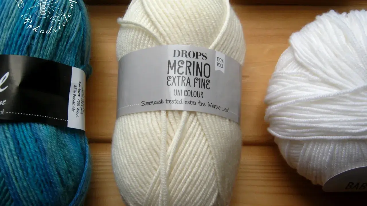 Kłębek kremowej włóczki DROPS Merino Extra Fine – co to znaczy? To superdelikatna, 100% wełna merino, idealna na ubranka.