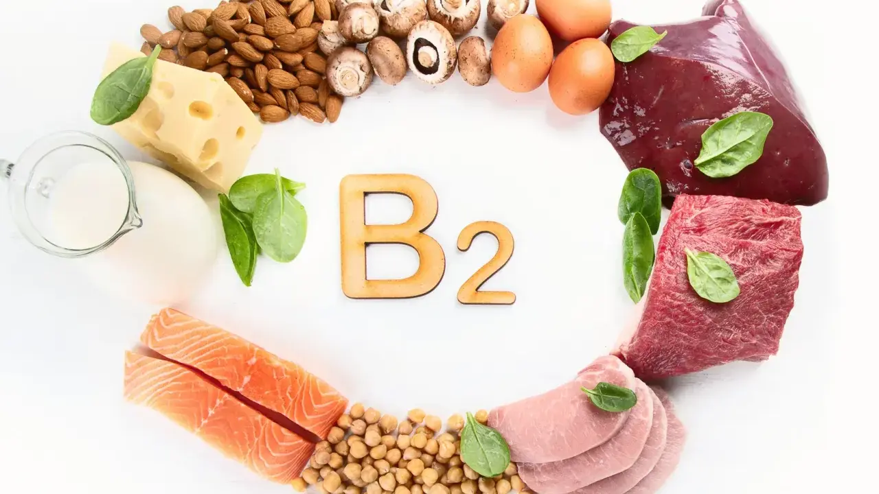Witamina B2 na co? Produkty bogate w ryboflawinę: łosoś, mięso, wątróbka, jajka, nabiał, ser, migdały, grzyby, ciecierzyca, szpinak.