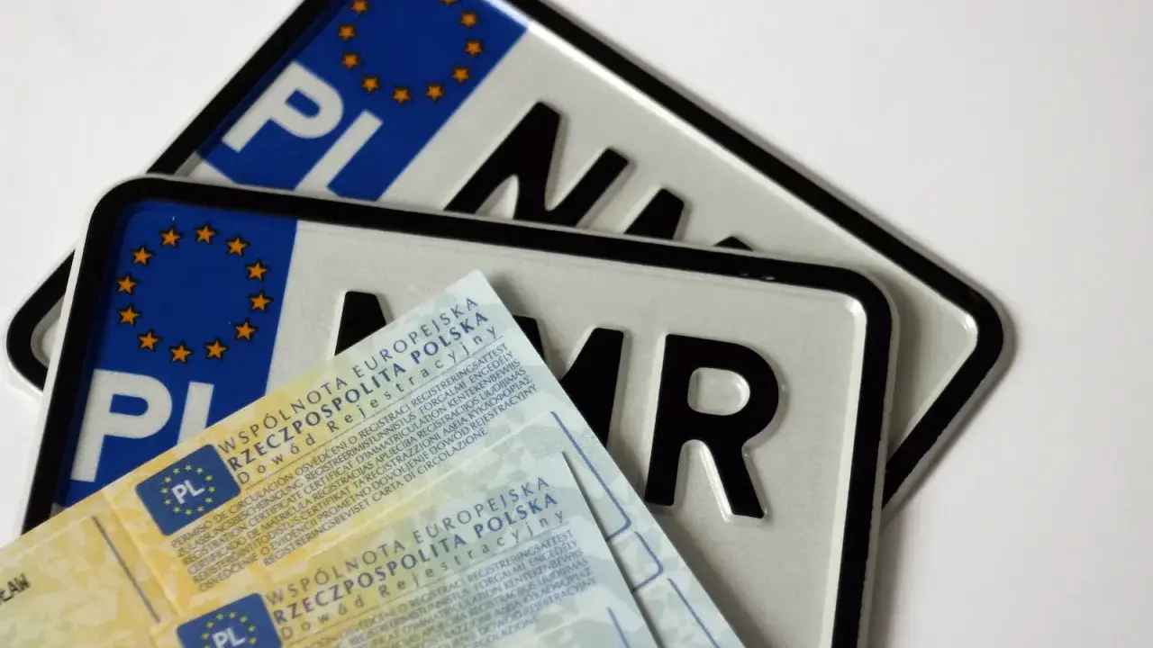 Polskie tablice rejestracyjne i dowód rejestracyjny, gotowe do przerejestrowanie samochodu.