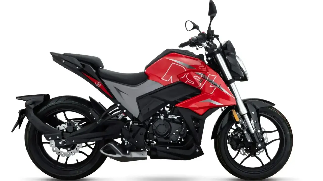 Czerwony motocykl z szarymi wstawkami, idealny na pierwsze prawo jazdy kat A. Dynamiczny design i sportowy wygląd.