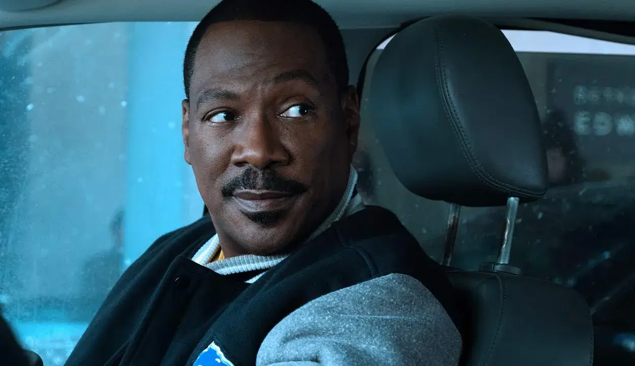 Eddie Murphy i en bomberjacka, redo för nya äventyr i en av sina filmer.