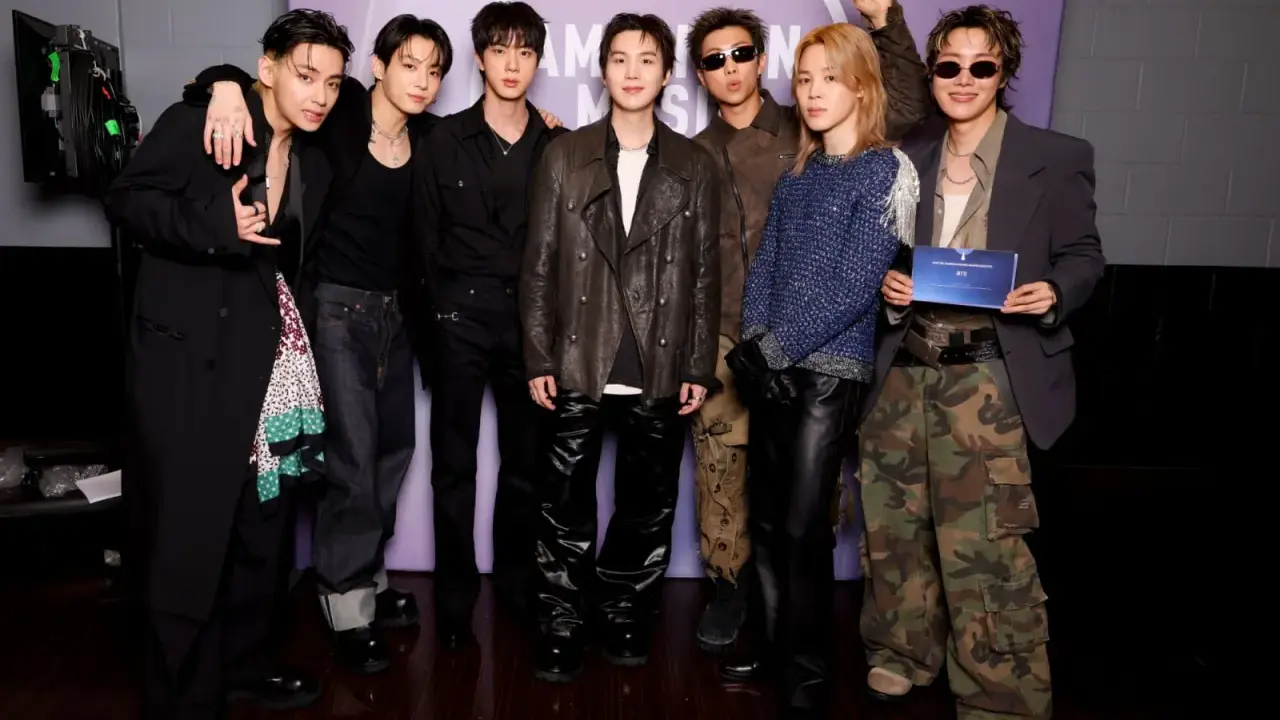 I sette membri dei BTS posano insieme, un momento che Giulia Pompili non dimenticherà.