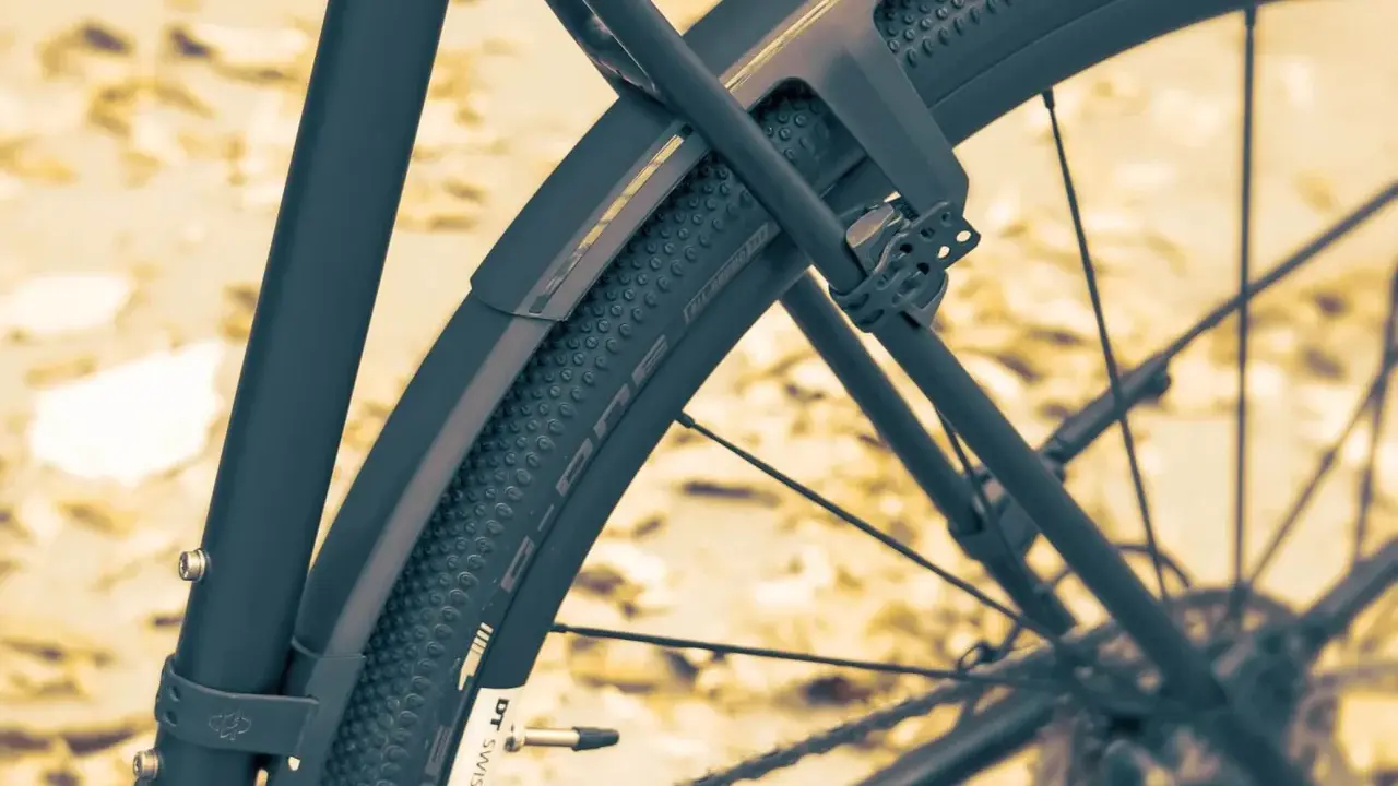 Błotniki rowerowe do jazdy po szutrze, chroniące przed błotem i kamieniami.
