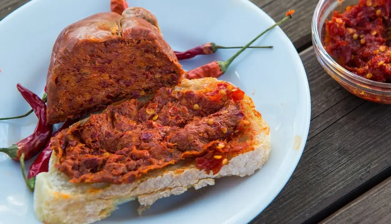 Fetta di pane con 'nduja e peperoncino, un assaggio di vero mangiare calabrese.