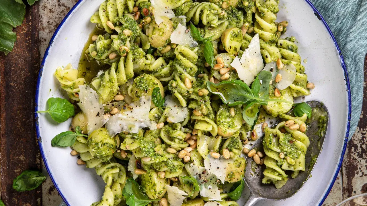 En närbild av en härlig pastasallad med pesto, pinjenötter och parmesan. Perfekt för en snabb och smakrik lunch.