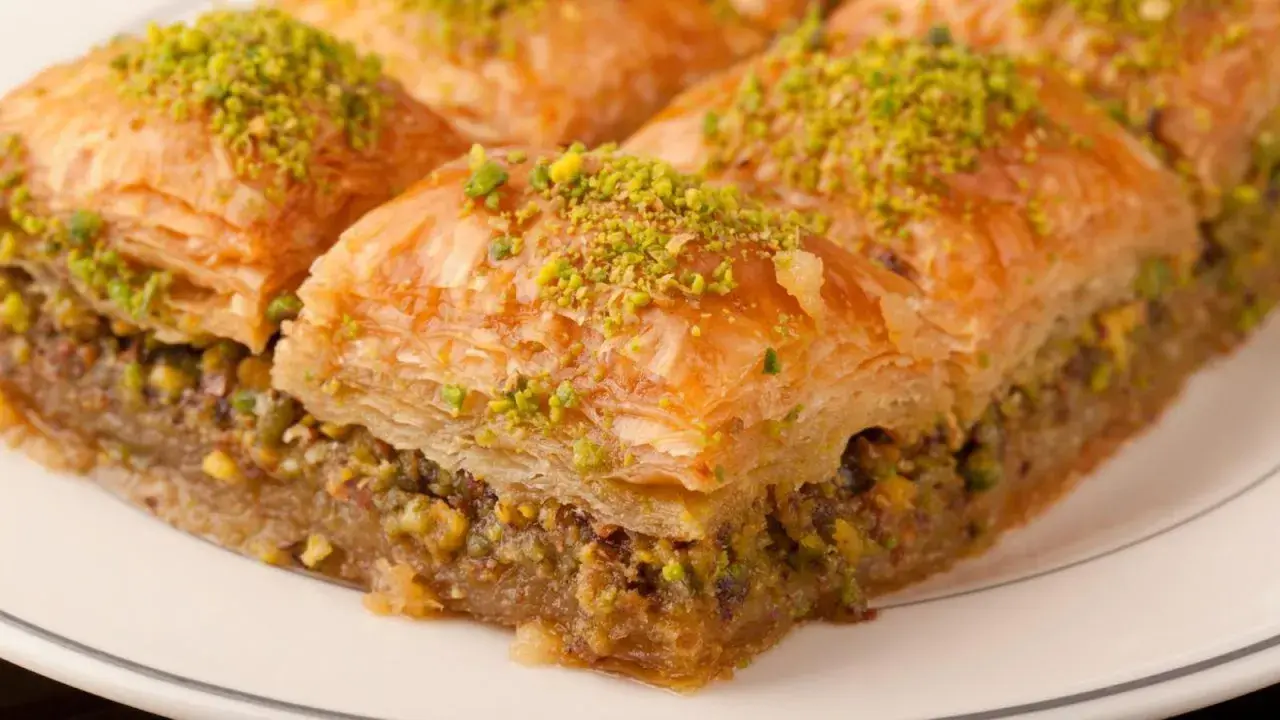 Delicioso baklava casero, capas crujientes de masa filo rellenas de nueces y bañadas en almíbar. ¡Una receta irresistible!