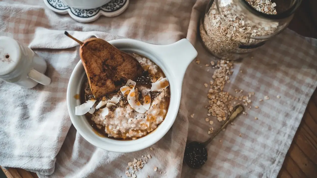 Haferflocken mit Birne und Kokosflocken. Warum keine Haferflocken bei Fructoseintoleranz? Hier ist eine fructosearme Alternative.