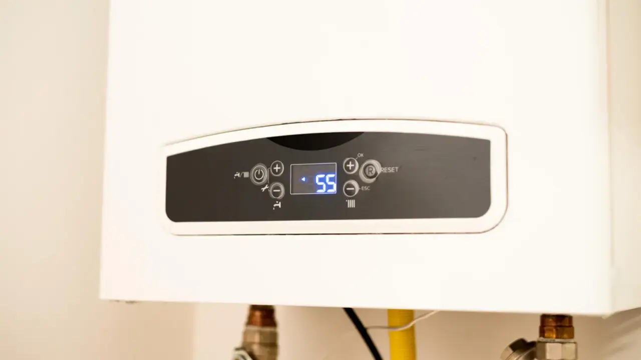Panel de control de un calentador de gas butano, mostrando la temperatura actual de 55 grados.