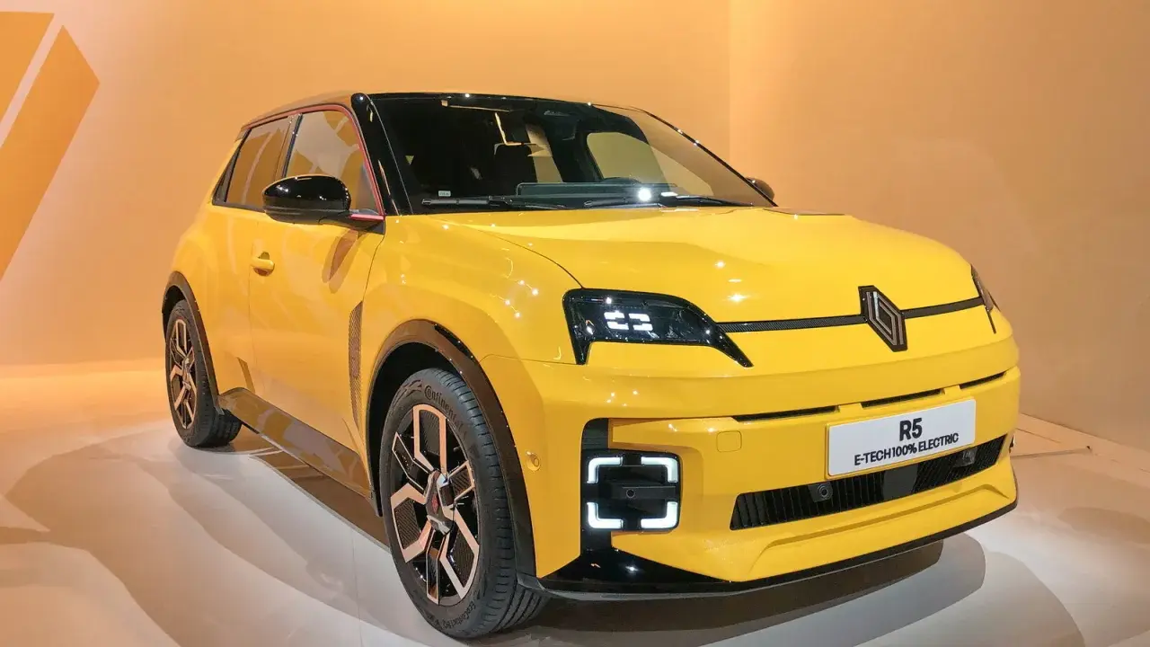 Renault 5 elettrica: dimensioni compatte e design iconico. Un'auto urbana perfetta per la città, con un look moderno e accattivante.
