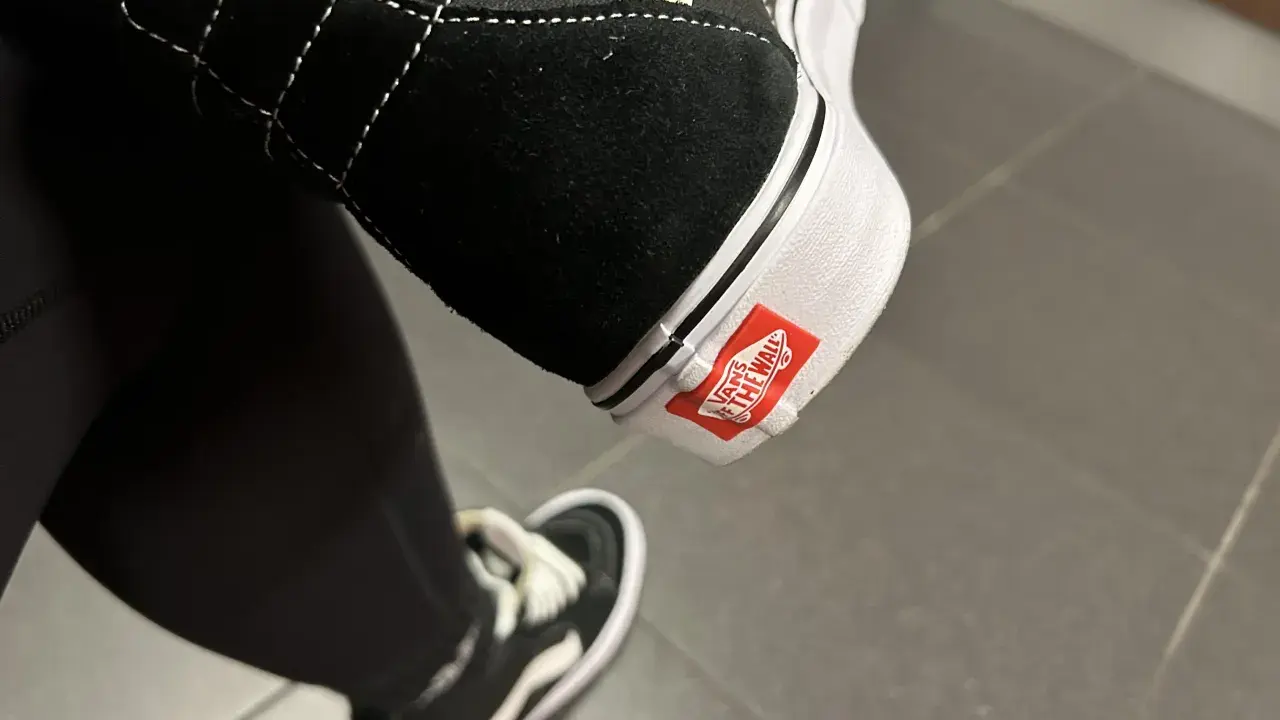 Czarne Vans z białym logo "Vans Off The Wall" na podeszwie. Oryginalne Vans a podróbki - te wyglądają na autentyczne.