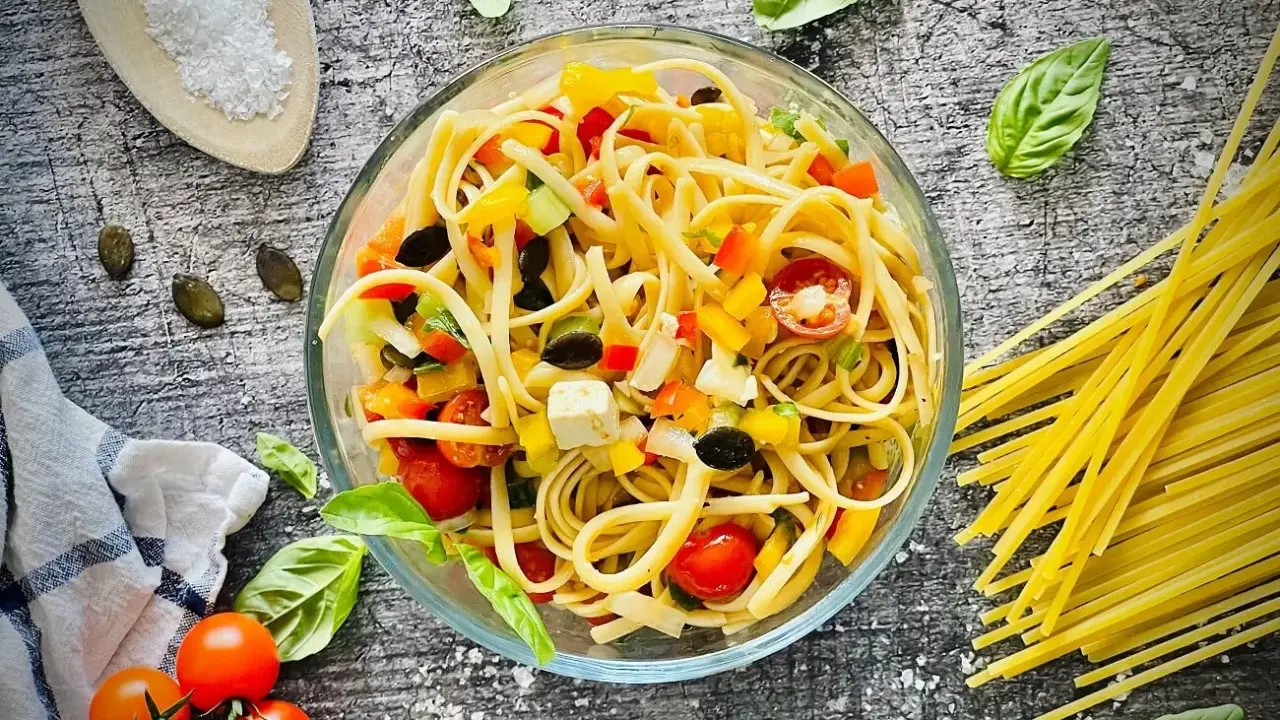Bunter Spaghetti Salat mit Tomaten, Paprika und Feta. Perfekt für einen leichten Sommergenuss.