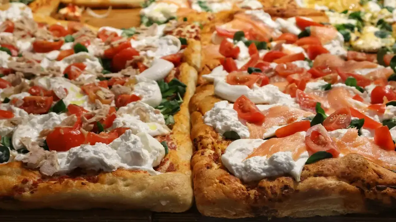 Pyszny spod do pizzy z burratą, pomidorkami i łososiem.