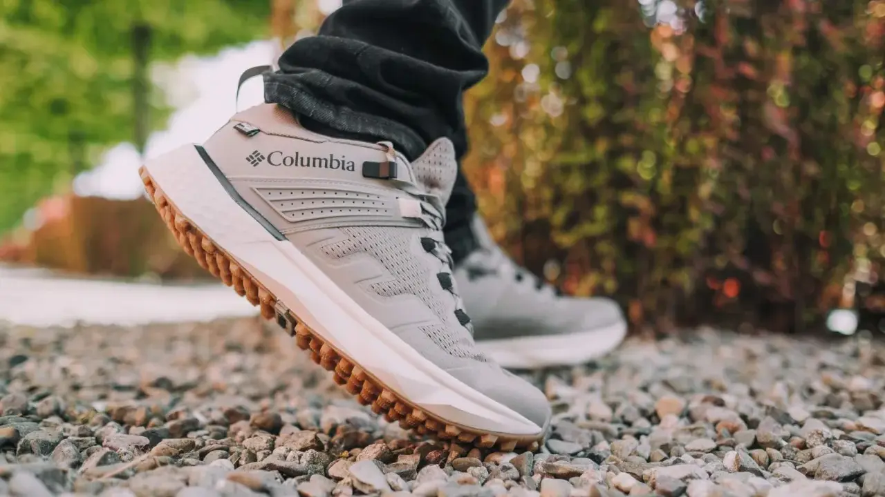 Szare buty Columbia, idealne na wędrówki po pustyni, z charakterystyczną podeszwą i logo marki.