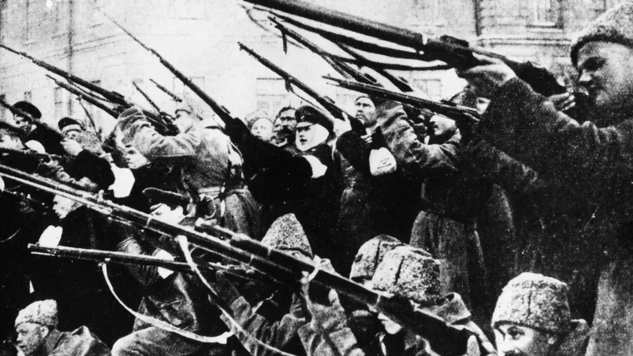 Bewaffnete Männer, die Gewehre in die Luft richten, ein Symbol des Kampfes zwischen Bolschewiki und Menschewiki.