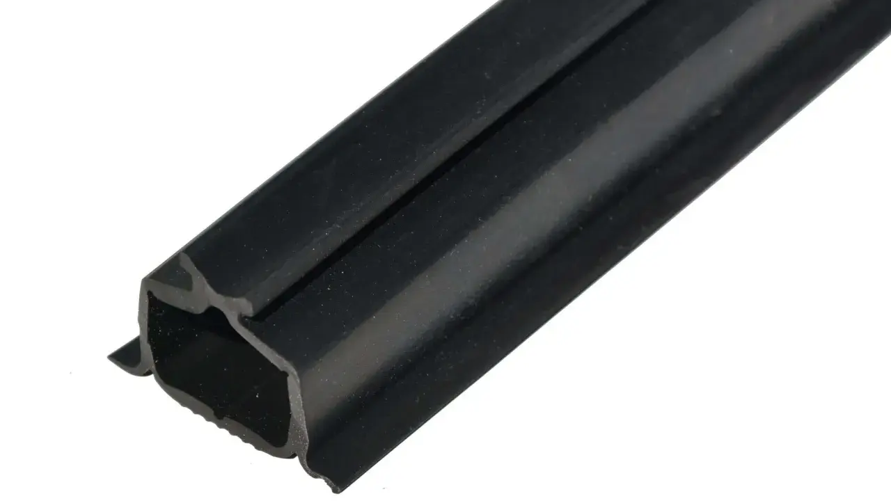 Profilé noir en EPDM, idéal pour l'étanchéité et la protection. Sa forme complexe assure une fixation solide et une barrière efficace.