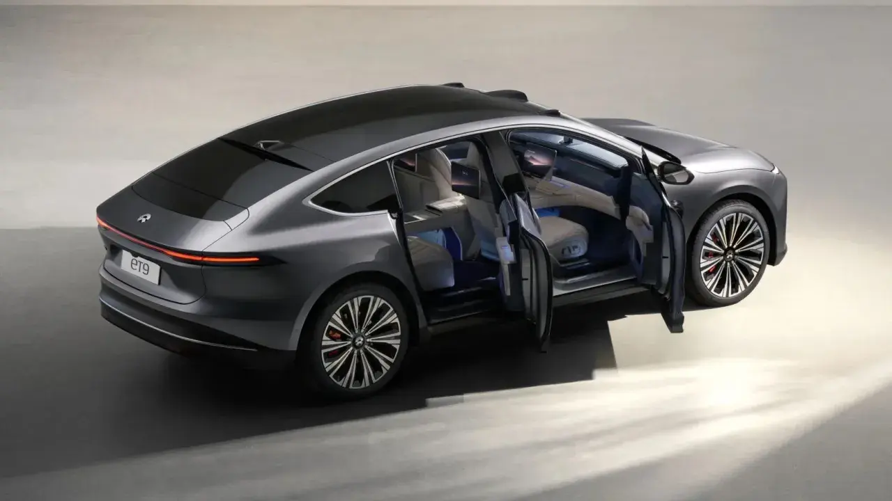 Nio et9 gris, portes ouvertes, intérieur luxueux avec écrans.