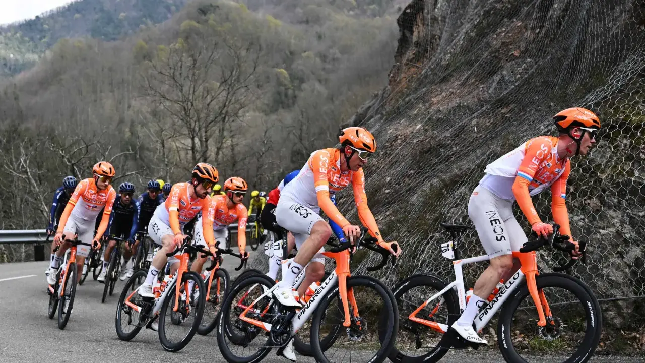Radsportler des Teams INEOS Grenadiers fahren auf einer Bergstraße.