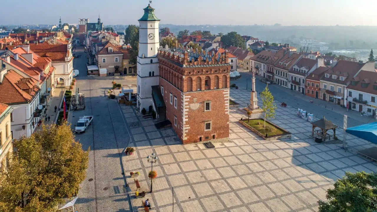 Rynek w Sandomierzu, idealne miejsce na jednodniową wycieczkę, to jedne z wielu atrakcji 100 km od Sandomierza.