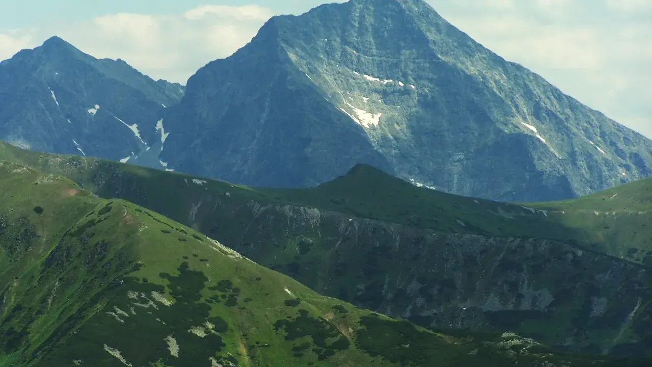 Majestatyczny szczyt w Tatrach 2494 m góruje nad zielonymi zboczami.