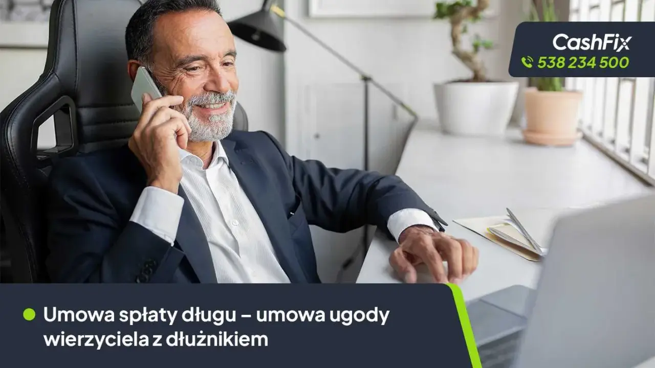 Uśmiechnięty mężczyzna rozmawia przez telefon, obok niego widoczny jest wzór umowy spłaty długu.