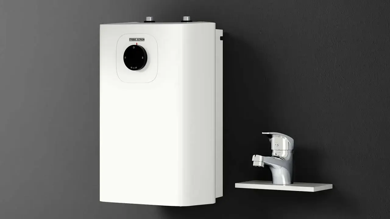 Stiebel Eltron SNU 5 SL: Kompakter Warmwasserbereiter neben einem modernen Wasserhahn.
