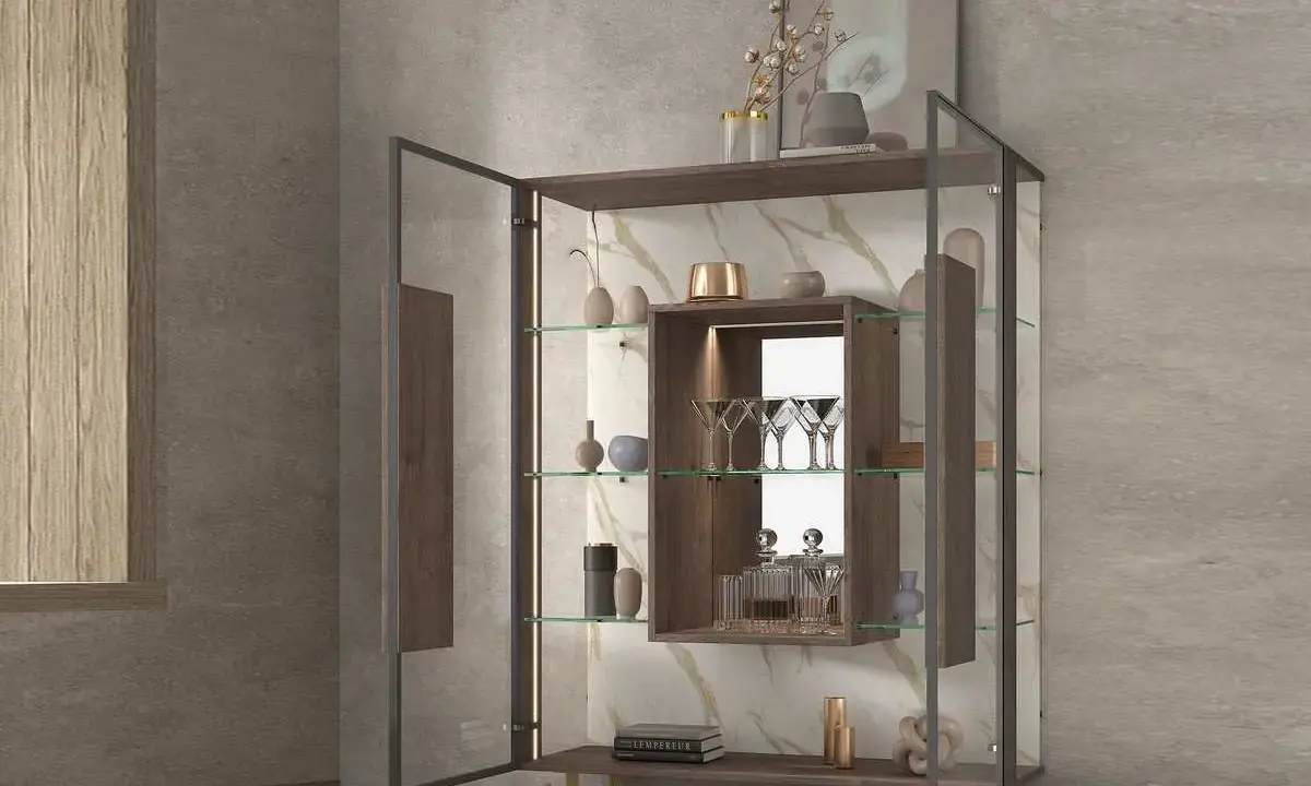 Vitrina de cristal con estantes iluminados, ideal para exhibir copas, botellas y objetos decorativos.
