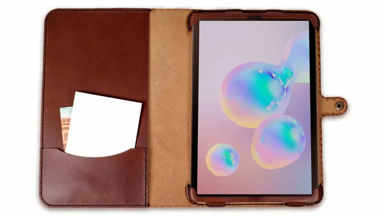 Brązowe skórzane etui na Samsung S6 Lite z miejscem na karty i dokumenty. Tablet w etui wyświetla kolorowe bańki.
