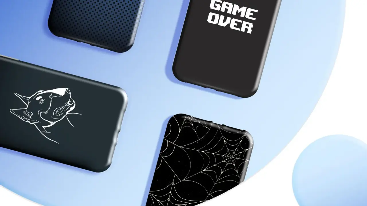Cztery etui na telefon z różnymi wzorami: kropki, pies, pajęczyna i napis "GAME OVER".