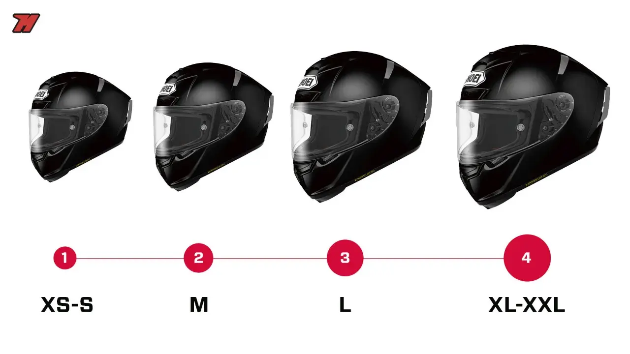 Cuatro tipos de cascos negros de moto, de menor a mayor tamaño, etiquetados XS-S, M, L, XL-XXL.