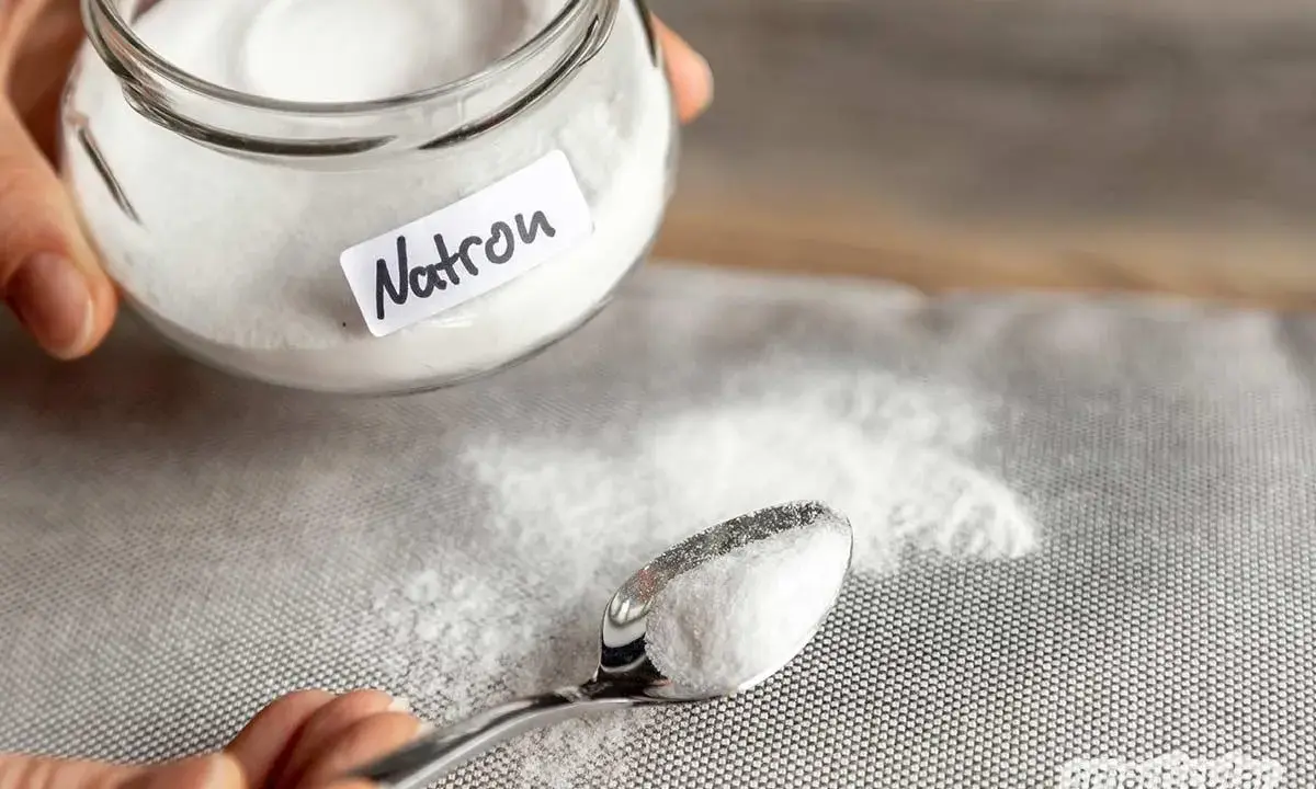 Natron, ein bewährtes Hausmittel gegen Katzengeruch in der Wohnung, wird hier auf einem Löffel gezeigt.