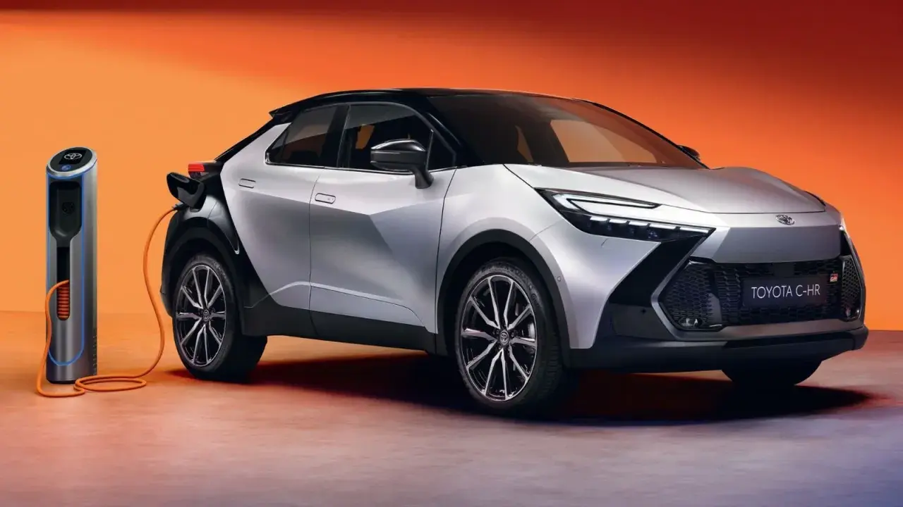 Nuova Toyota C-HR, un'auto elettrica pronta per il 2026, si ricarica con stile.