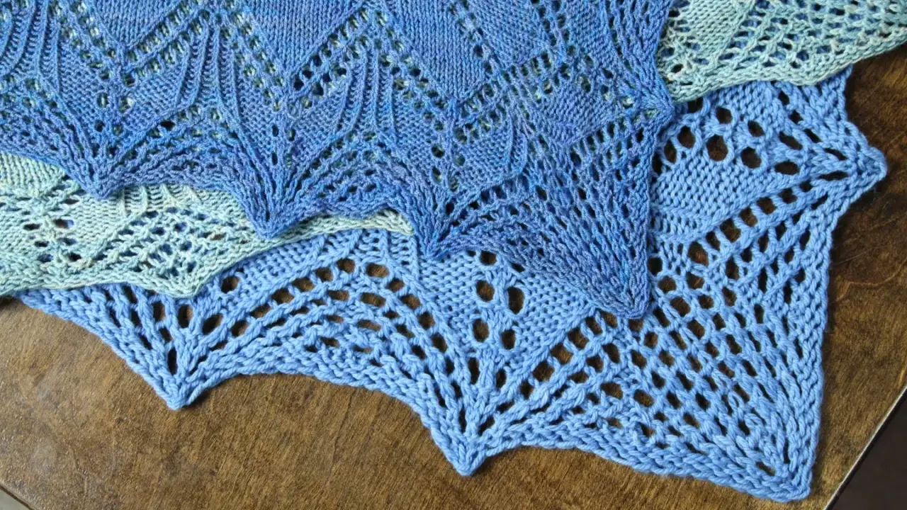 Detalle de tejido a dos agujas con punto vainica en tonos azules y verdes.
