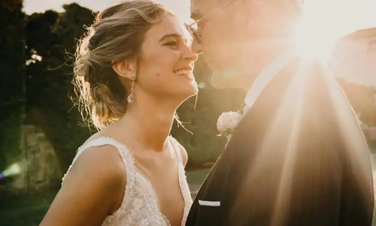 Novia sonriente y novio en su boda. La luz del sol ilumina el momento especial de laura escanes boda.