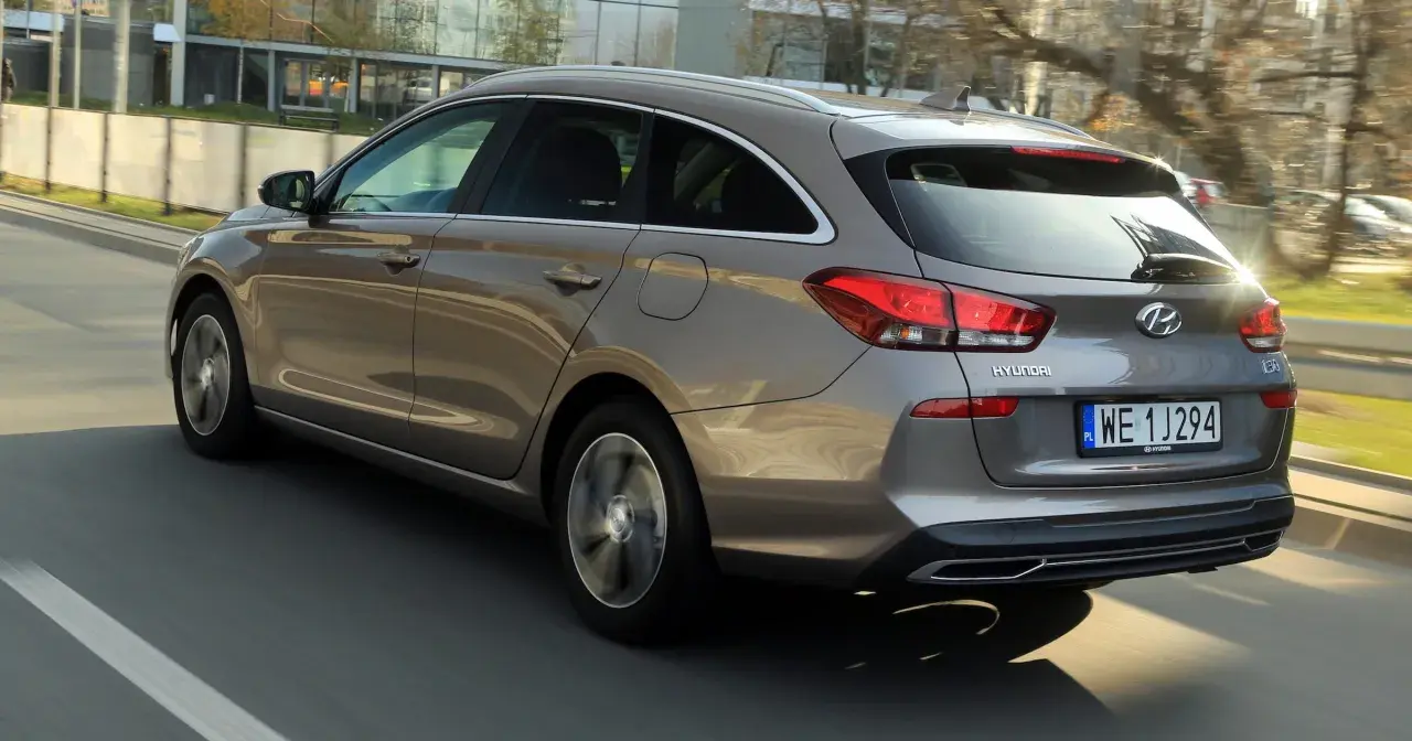 Brązowy Hyundai i30 1.6 CRDi kombi jedzie po drodze, widać jego tył i bok.