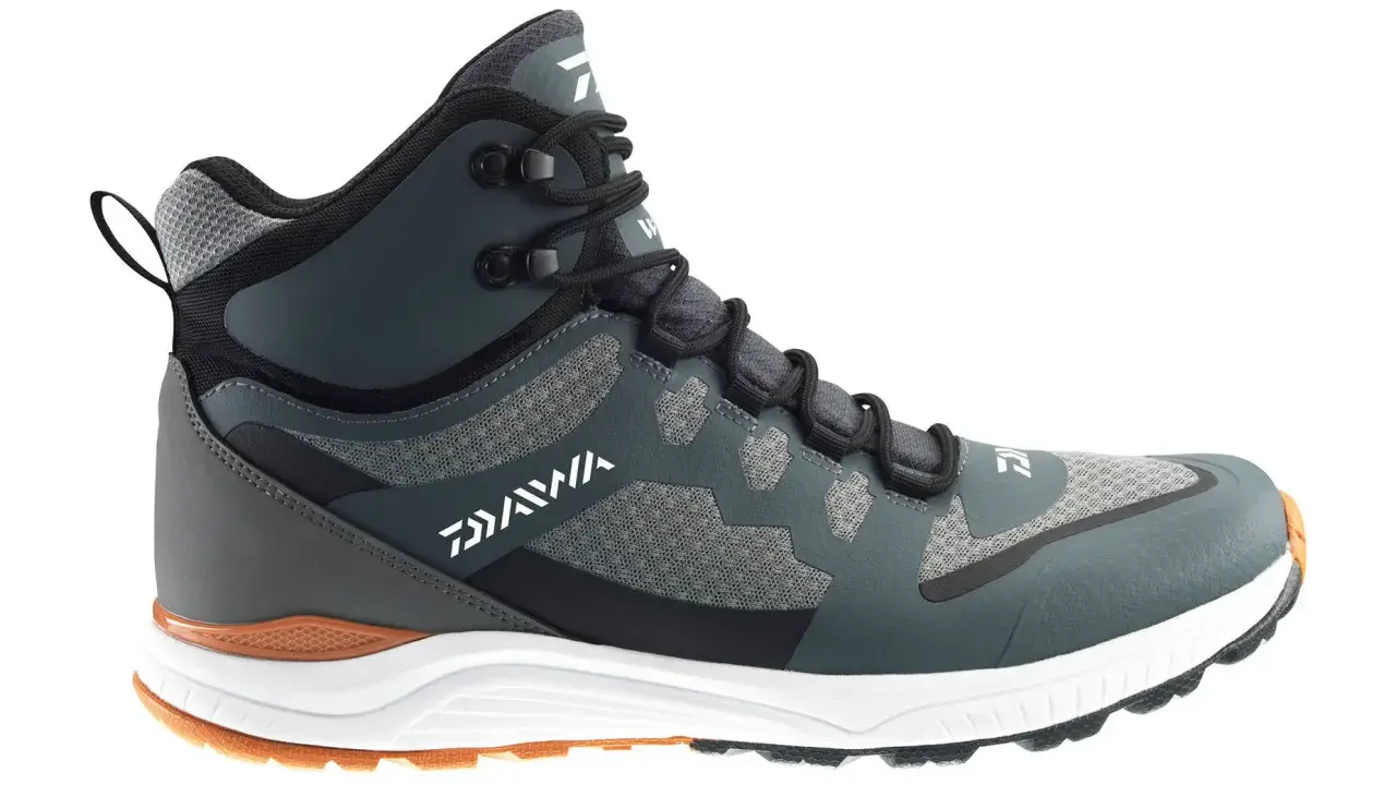 Szare buty Daiwa, idealne jako buty na ryby. Wytrzymałe, z pomarańczowymi akcentami i dobrą przyczepnością.