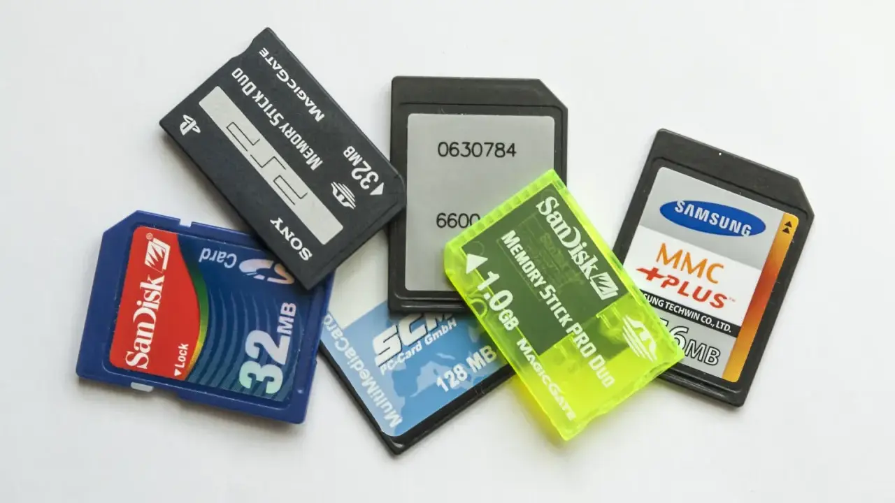 Karty pamięci: SanDisk SDHC 32MB, Memory Stick Pro Duo 1GB, MMC Plus 512MB. Wybór między SDHC czy SDXC zależy od potrzeb.