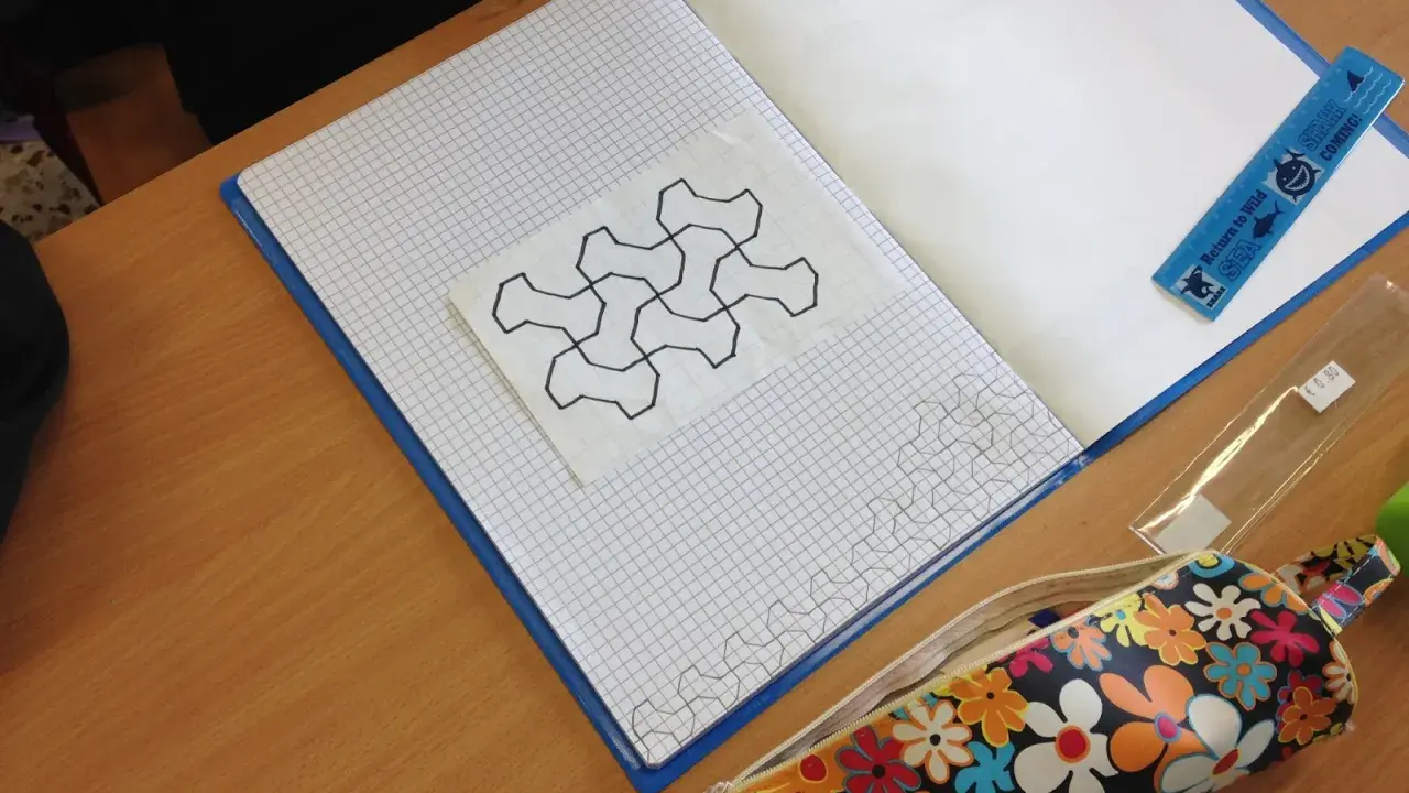 Copertina di matematica da stampare con un disegno geometrico su quaderno a quadretti.