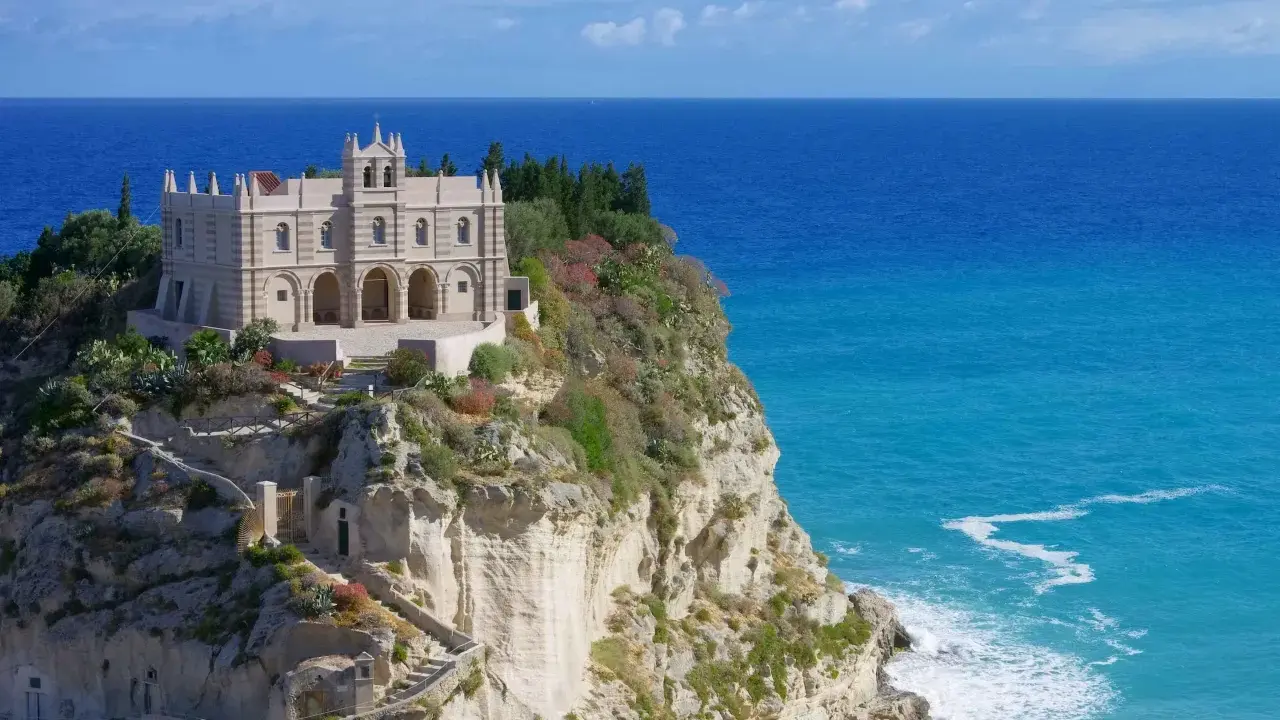 Santuario su una rupe a picco sul mare turchese, un sogno tra Napoli e Tropea.