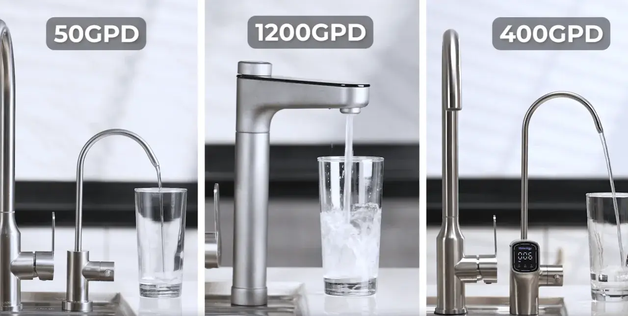 Tre kranar visar olika flöden av rena vatten i glas.