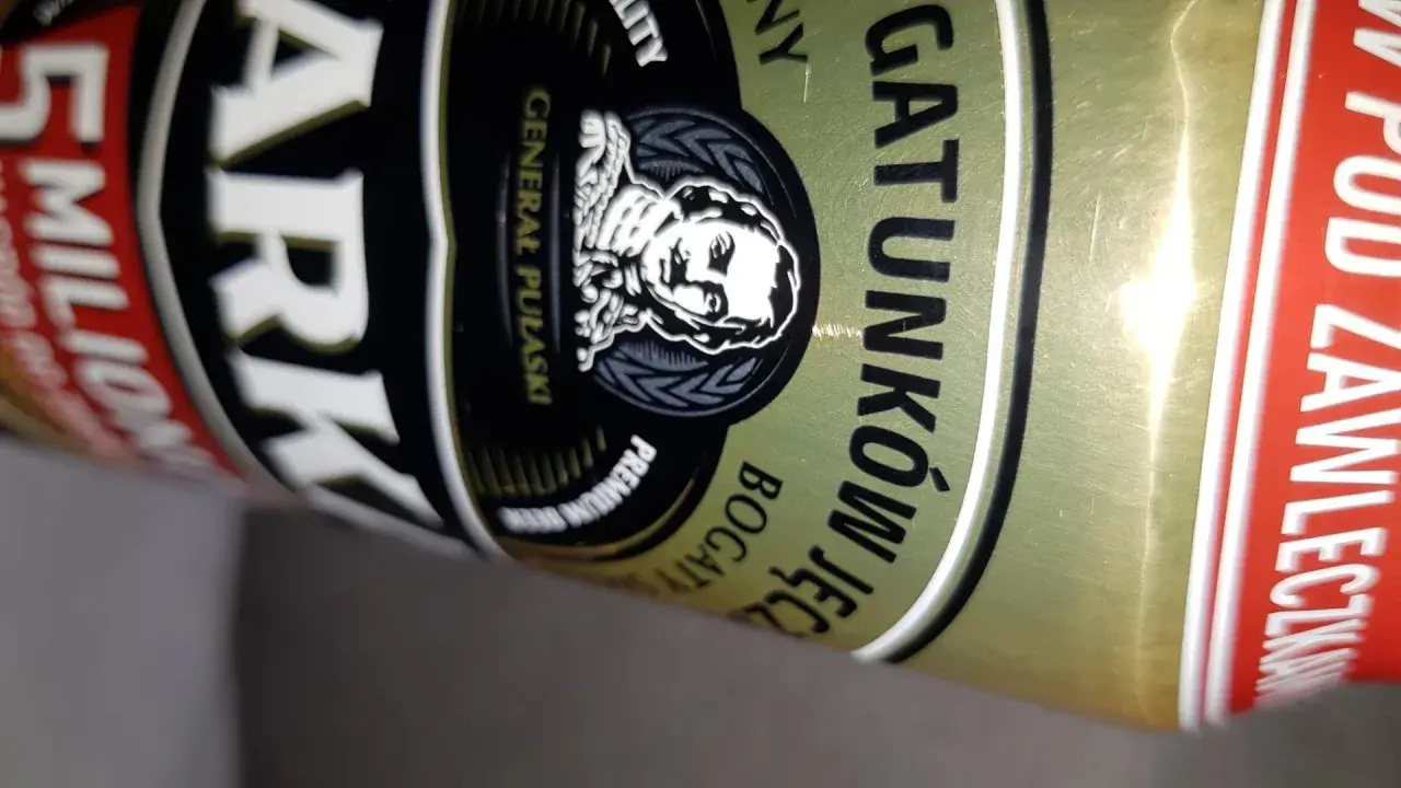 Puszka piwa Warka Strong z wizerunkiem generała Pułaskiego i napisem "Gatunkowy".