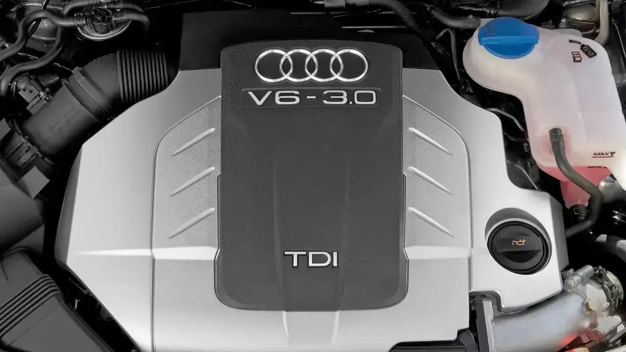 Silnik Audi V6 3.0 TDI, czysty i zadbany, gotowy do pracy.