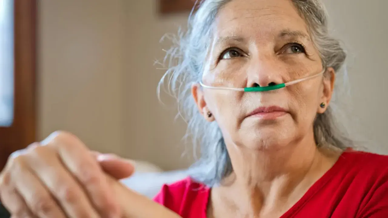 Ältere Frau mit Sauerstoffbrille, die an COPD leidet. Sie träumt davon, wieder fliegen zu können.