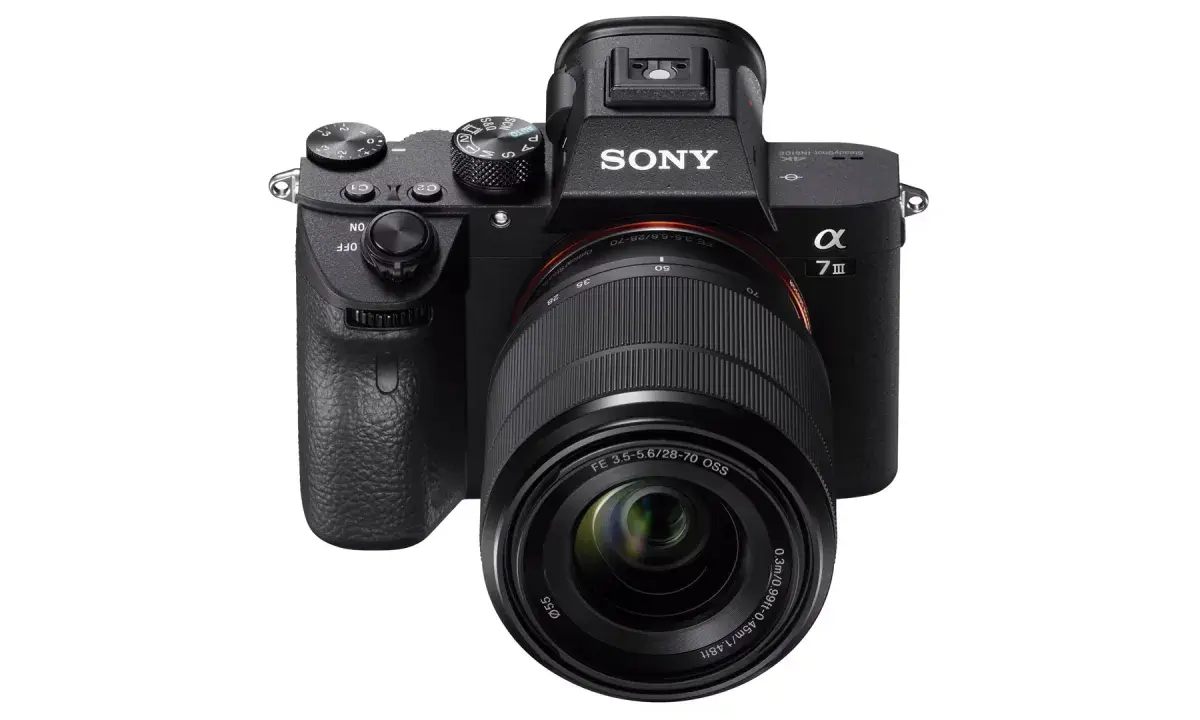Cámara Sony Alpha 7 III con lente FE 28-70mm, lista para capturar tu próxima película 70mm.