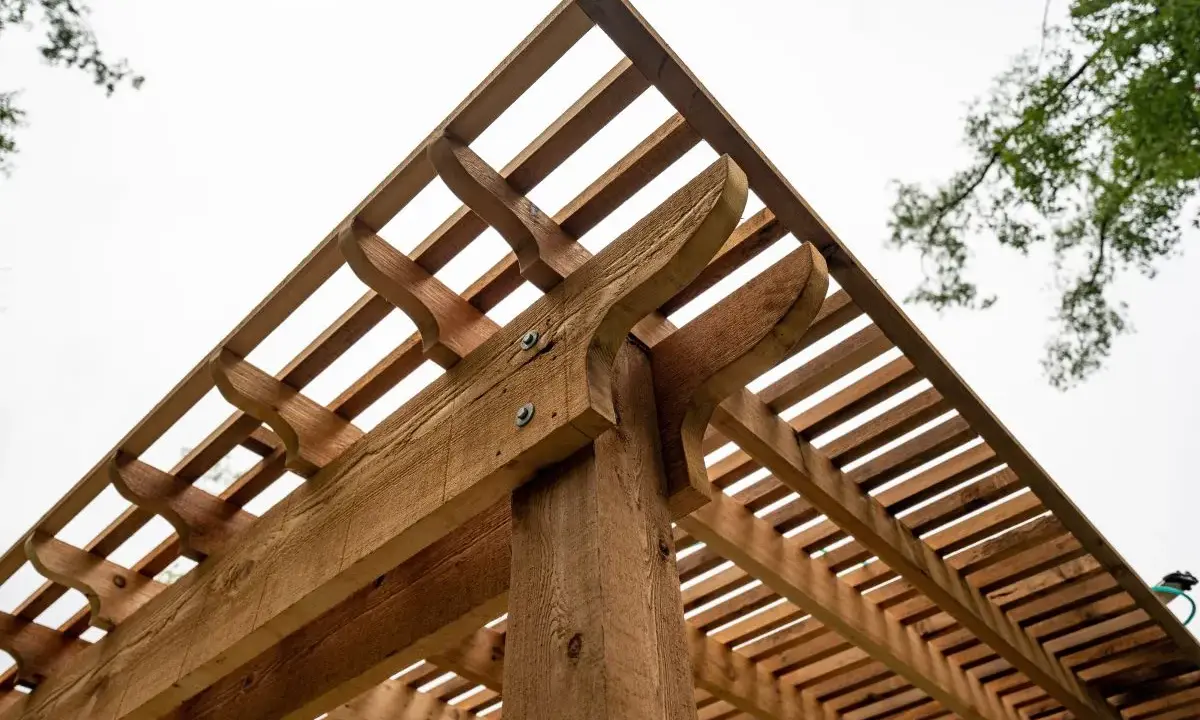 Solidna drewniana pergola, która pokazuje, co zrobić, żeby drewno nie pękało. Piękne detale konstrukcyjne.