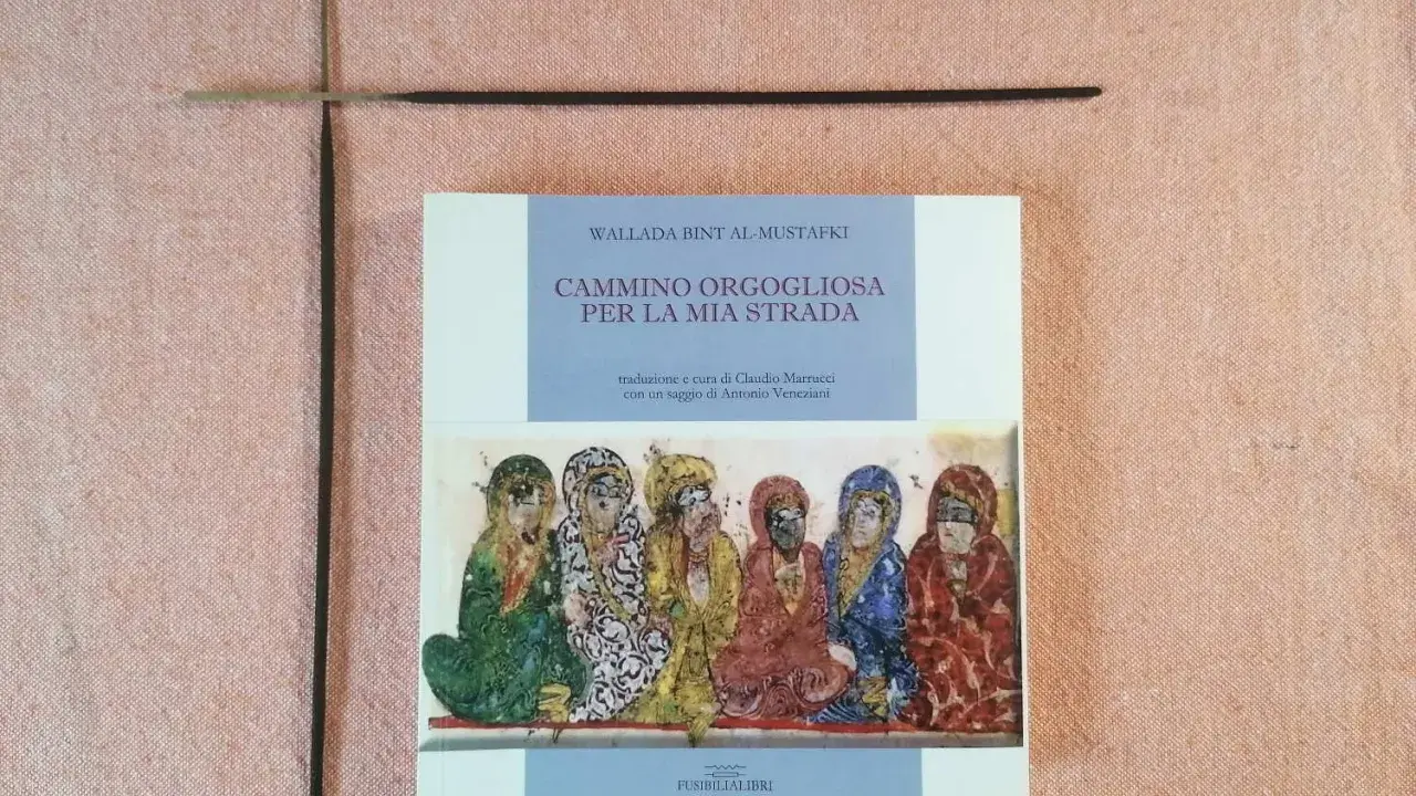 Buch "Cammino orgogliosa per la mia strada" von Wallada bint al-Mustakfi, mit einer historischen Darstellung von Frauen.