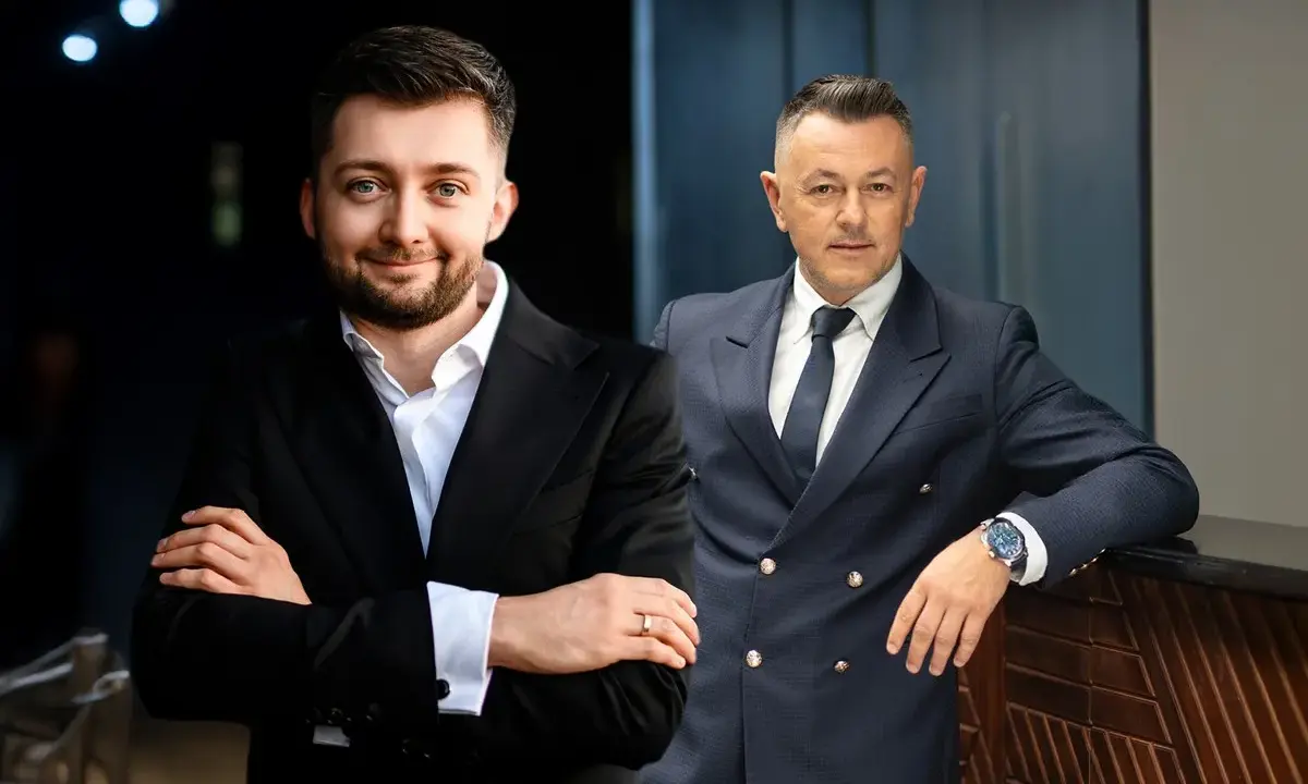 Dwóch mężczyzn w garniturach, dyskutujących w co zainwestować 50 tys.