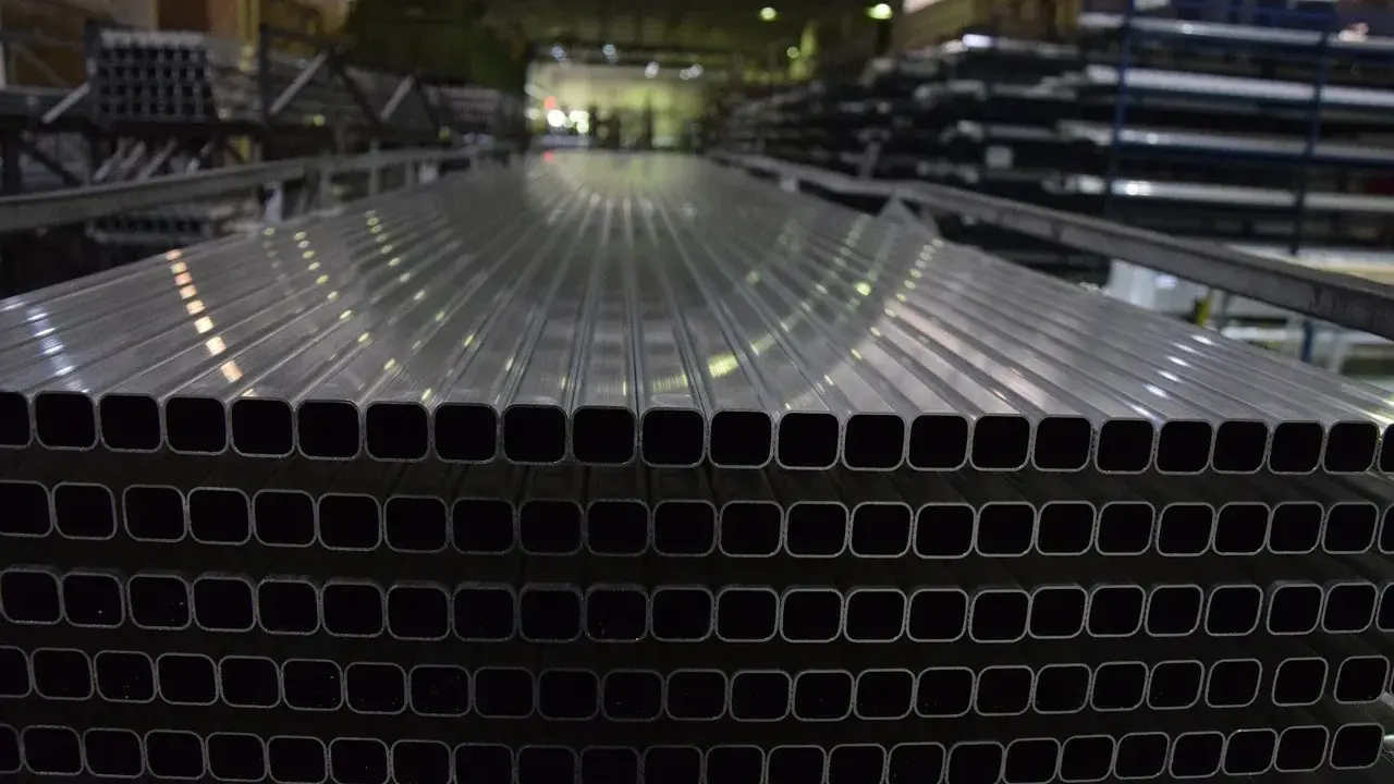 Perfiles de aluminio listos para la fabricación de ventanas.
