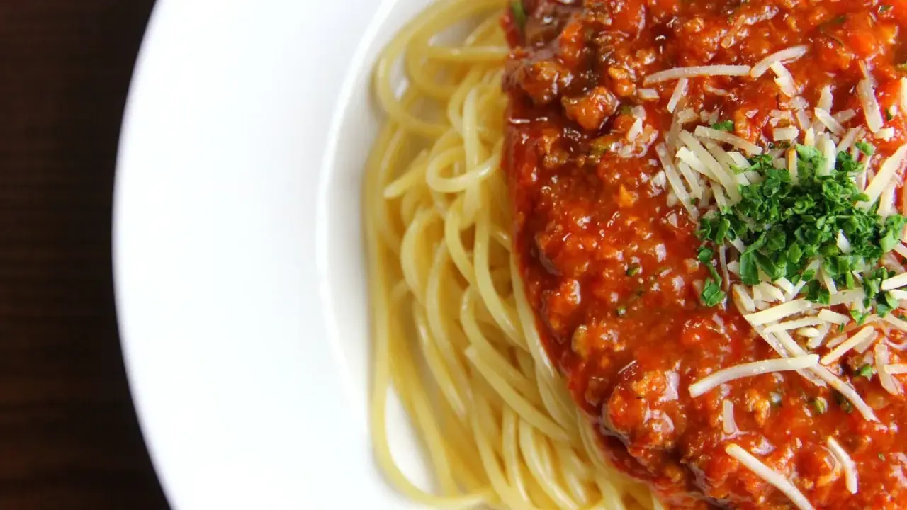 Spaghetti Bolognese: Odkryj idealny przepis i sekrety smaku!